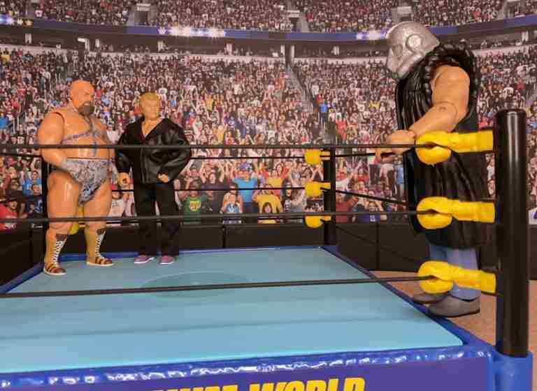 Die Shockmaster-Actionfigur betritt den Ringvorplatz und steht Bastion Booger und Manager Harley Race im Ring gegenüber.