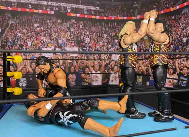 Fatu verifica Samu enquanto os Nasty Boys comemoram a vitória.