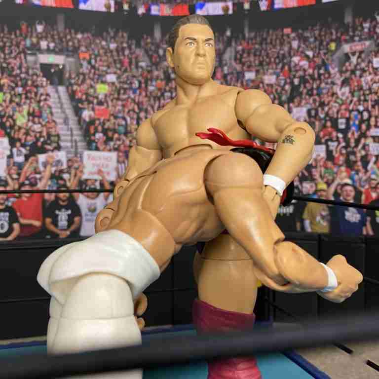 Schwarz-Weiß-Aufnahme von Lord Steven Regal, der Ricky Steamboat während eines WCW-Matches 1993 in einen Front Face Lock zwingt.