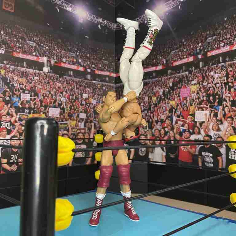 Dynamisches Farbfoto, das die Mid-Suplex-Bewegung einfängt, als Regal Ricky Steamboat in einem Fall Brawl-Highlight über den Kopf schleudert.