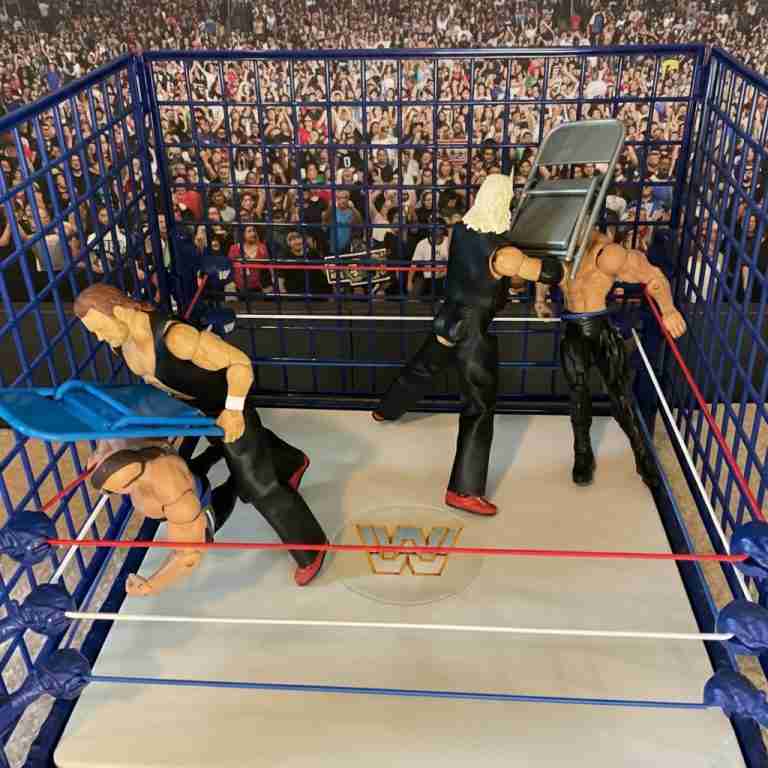 Die Skyscrapers Dan Spivey und Mean Mark Callous schwingen Stahlstühle gegen die angeschlagenen Road Warriors Hawk und Animal auf der Matte im blauen Käfigring.