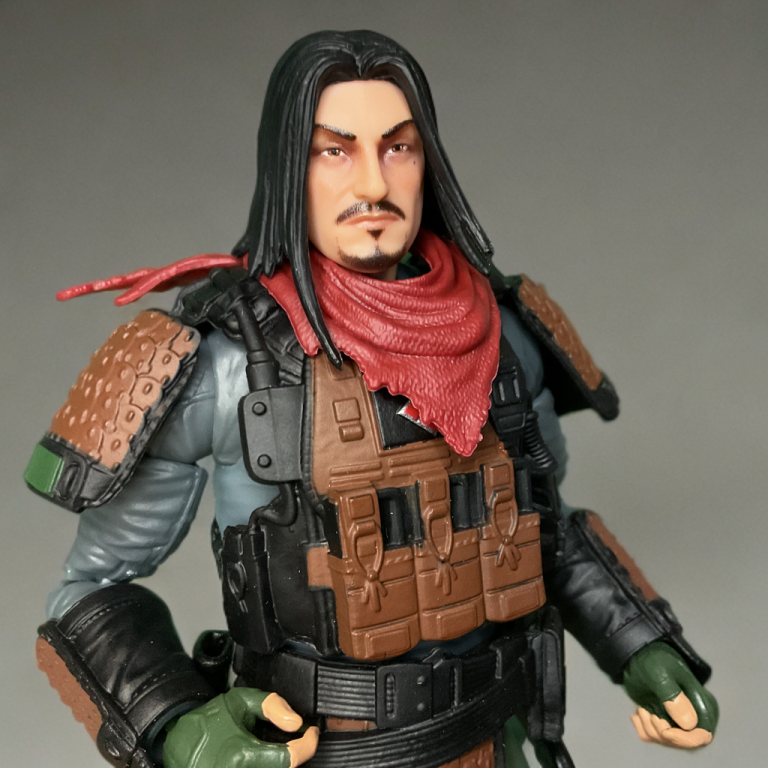 Um close-up da figura do G.I. Joe Classified Budo com cabelo solto em um fundo neutro.