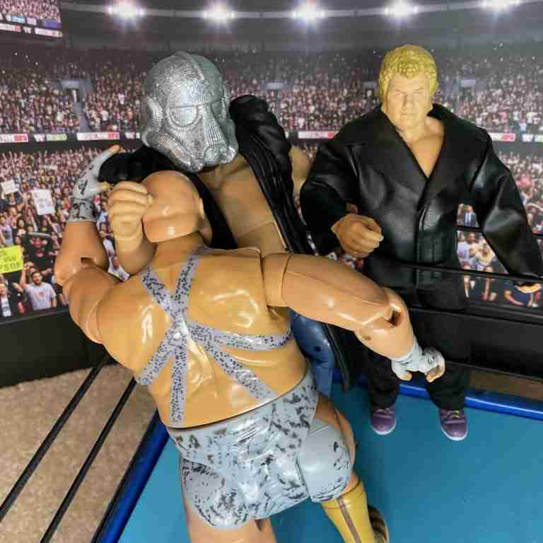 Shockmaster Actionfigur, die die Köpfe von Bastion Booger und Harley Race im Ring zusammenschlägt.