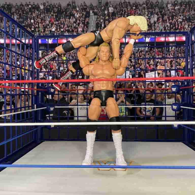 Lex Luger drückt Ric Flair in einer Steel Cage Wrestling-Szene mit Harley Race und Big Bubba Rogers in der Nähe nieder.