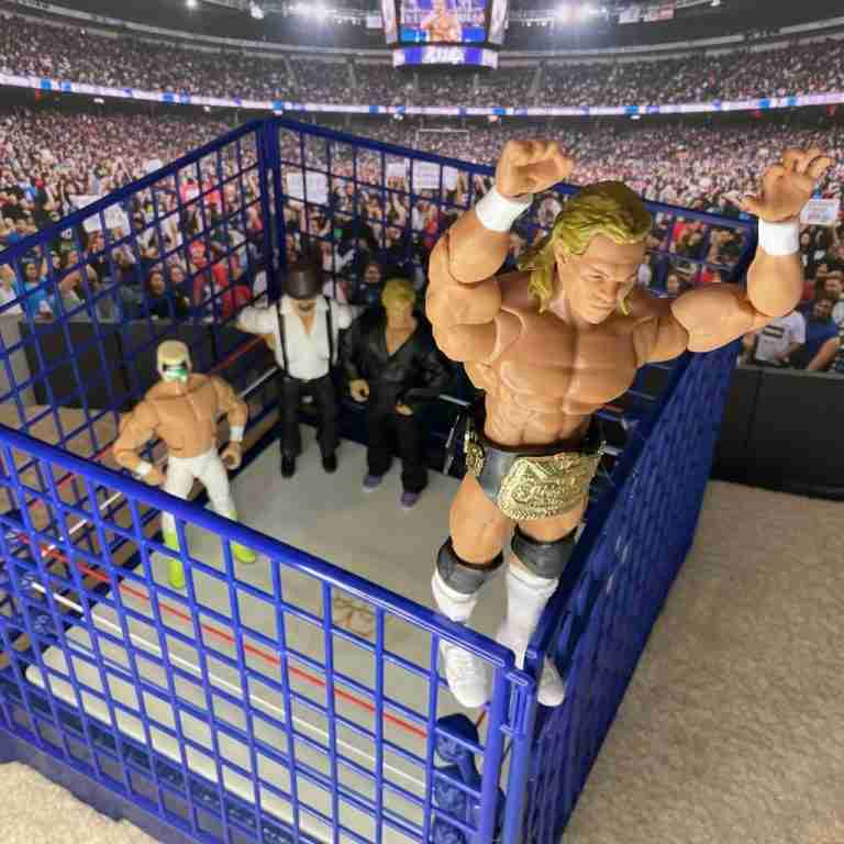 Luger posiert siegreich auf dem Turnbuckle mit dem Titelgürtel und steht Sting gegenüber, der von seinen Managern Harley Race und Big Bubba Rogers in einem Stahlkäfig begleitet wird.