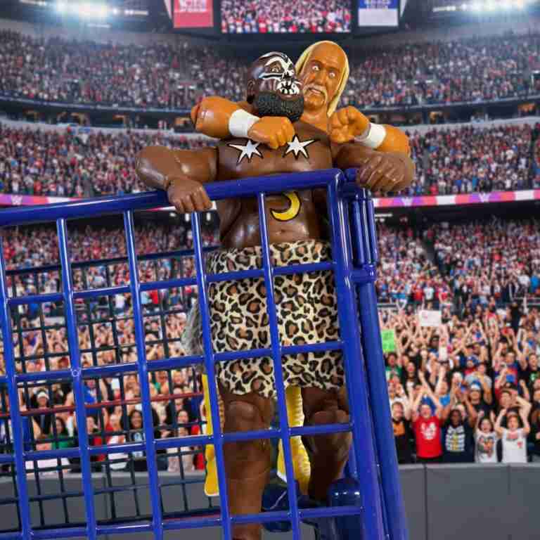 Kamala hockt in den Seilen und wird von Hulk Hogan in einem dramatischen Steel Cage Wrestling Kampf vor der Kulisse der Arena umarmt.