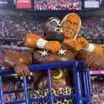 Hulk Hogan hat den ugandischen Riesen im Griff, eine mächtige Kamala mit einer brüllenden Menge in der Arena hinter ihnen.