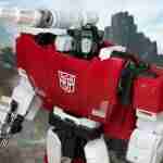 Sideswipe inspiré du jeu, debout devant un arrière-plan cybertronien.