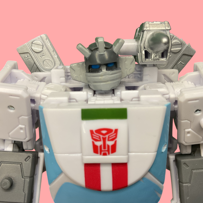 Close-up of Wheeljack’s accessories, including the attachable black blaster rifle against a neutral background.