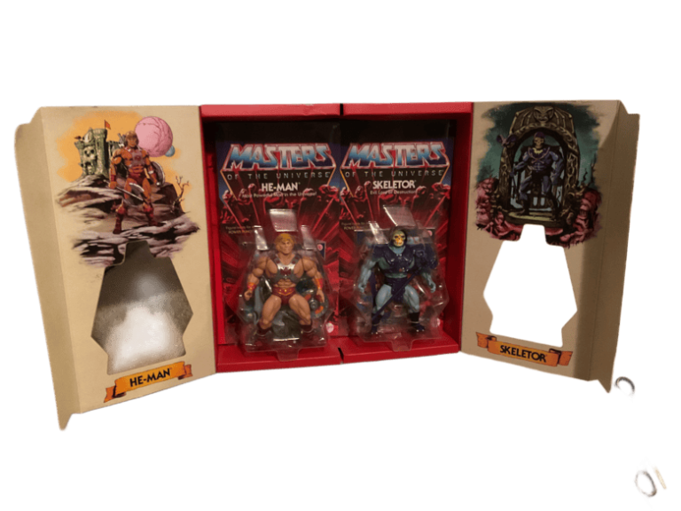 Inside the box set reveals He-Man and Skeletor with beautiful artwork and retro packaging.