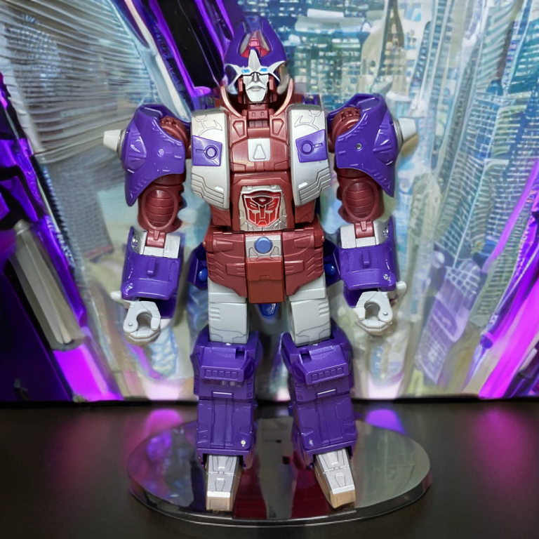 Alpha Trion se tient au garde-à-vous sur une toile de fond abstraite.
