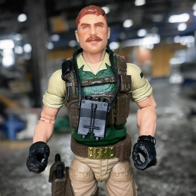 G.I. Joe Classified Crankcase Actionfigur mit Schnurrbart, Kopfbedeckung und Kaffeebecher als Zubehör
