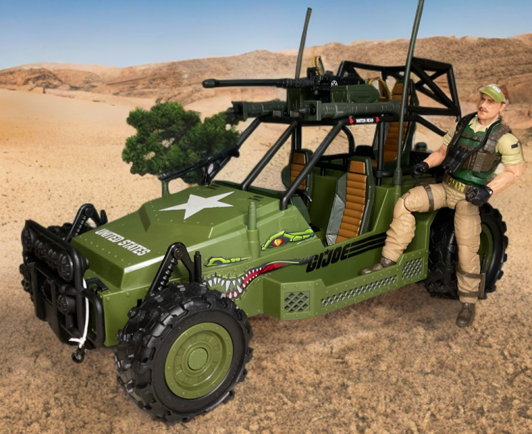 G.I. Joe Classified Crankcase lehnt an A.W.E. Striker mit Krokodilnase und “WATCH HEAD”-Turmaufkleber