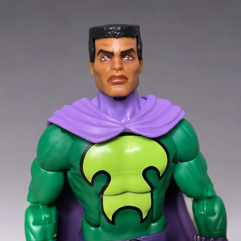 Primer plano de la figura Marvel Legends de Prowler en cel-shading mostrando los guanteletes y la capa con cables