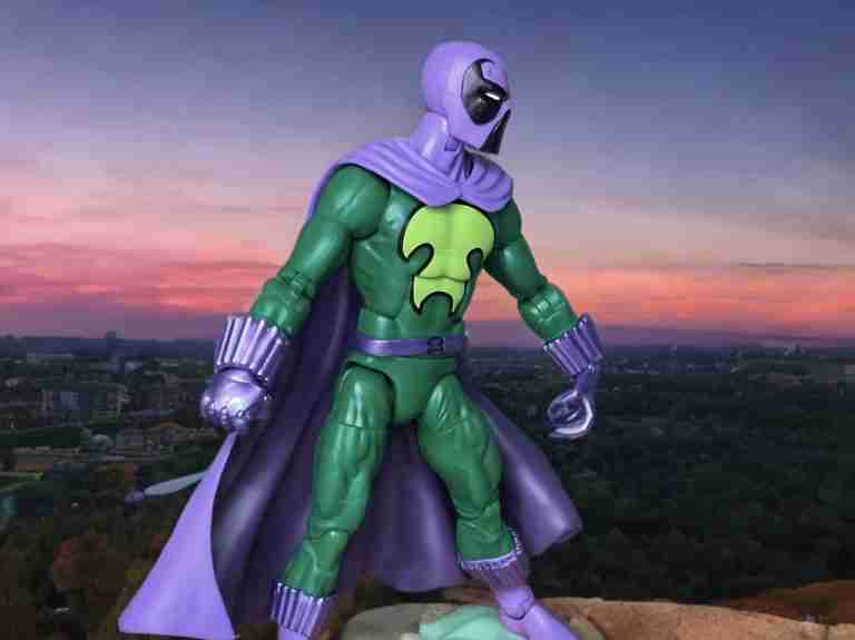 Hasbro Marvel Legends Prowler exclusivo de Walmart en estilo retro.